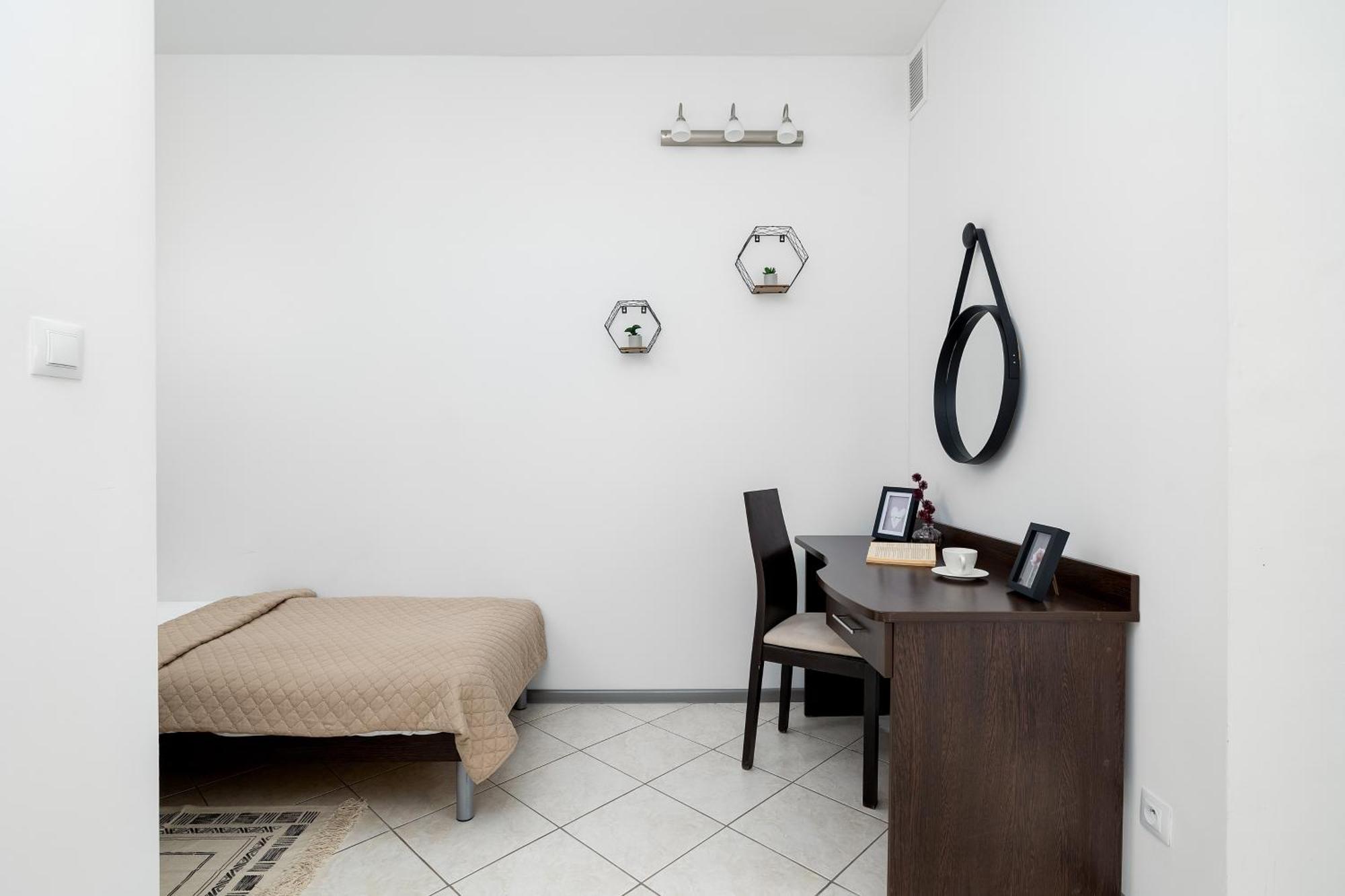Tarsis In By Rent Like Apartment